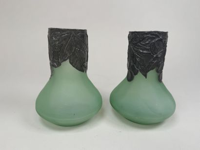 Paire de petits vases en verre coloré vert,...
