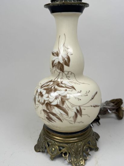 Lampe en porcelaine à décor émaillé de feuillages,...