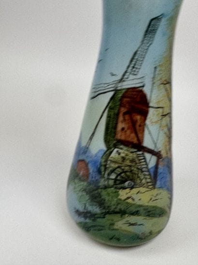 Vase en verre coloré à décor peint d'un paysage...