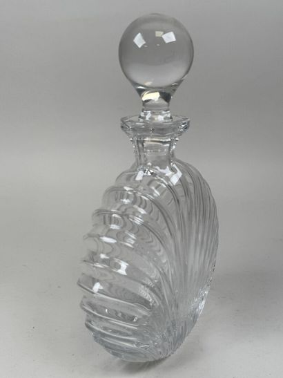 Carafe à décanter en verre moulé et pressé.
H....