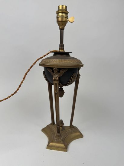 Pied de lampe en bronze doré, ciselé et patiné,...