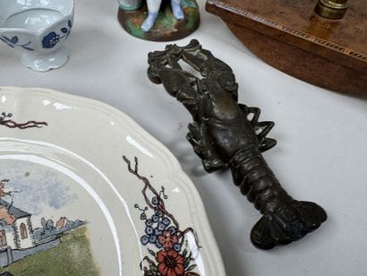 Important lot d'objets de vitrine comprenant...