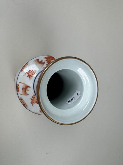 ASIE, XXe.
Vase en porcelaine polychrome...