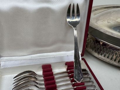 Grand plat de service en métal argenté ajouré...