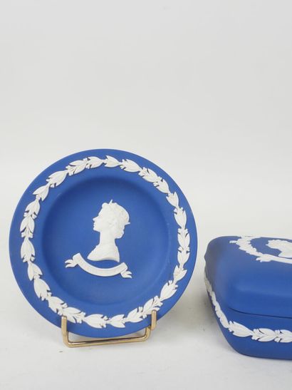 WEDGWOOD.
Lot de trois pièces en porcelaine...