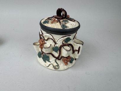 LANGEAIS.
6 pièces en faïence crème et polychrome...