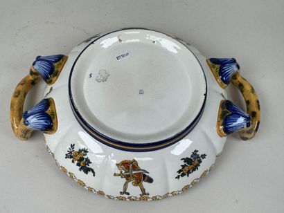GIEN.
Légumier à deux prises en faïence polychrome...