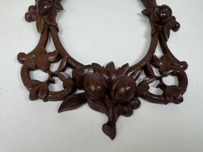 Encadrement en bois ajouré et sculpté à décor...