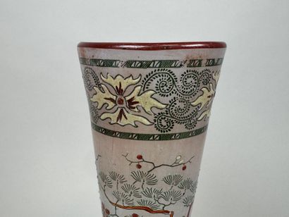 Vase en verre à décor émaillé et polychrome...