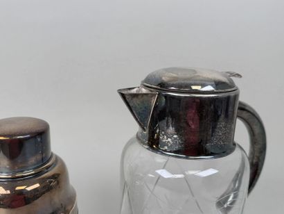 Lot comprenant :
- un shaker en métal argenté.
Travail...