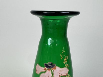 Vase en verre coloré vert à décor émaillé...