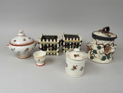 LANGEAIS.
6 pièces en faïence crème et polychrome...