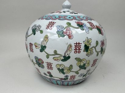 CHINE, XXe.
Pot couvert en porcelaine polychrome...