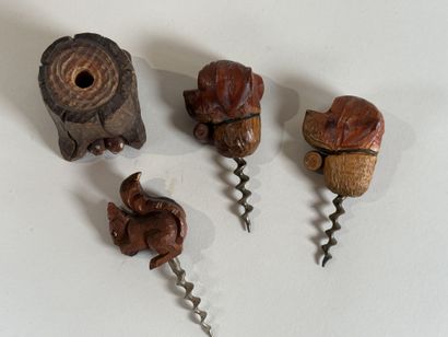 ANRI.
Ensemble de trois tire-bouchons figuratifs...