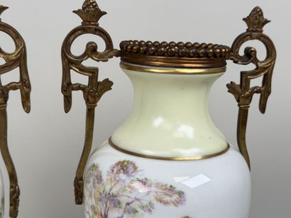 Paire de vases en porcelaine polychrome et...