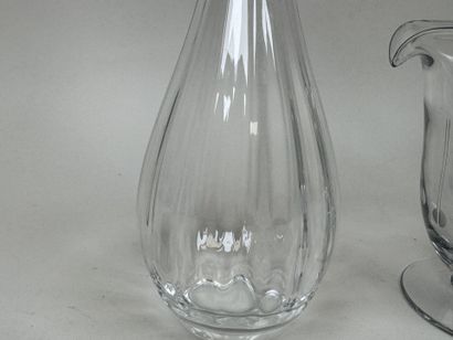 Carafe et broc à eau en verre moulé et pressé.
H....