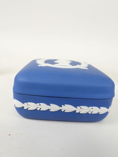WEDGWOOD.
Lot de trois pièces en porcelaine...