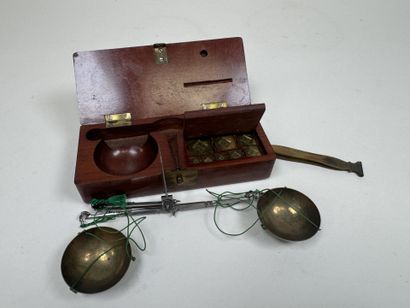 Petite balance trébuchet ou diamantaire en...