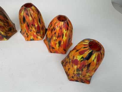 Ensemble de sept tulipes en verre marmoréen...