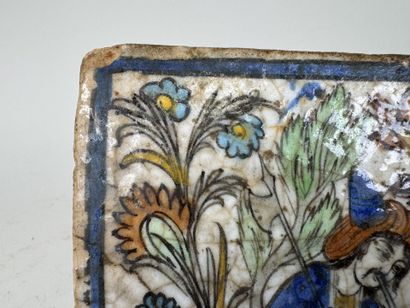 IRAN.
Carreau en faïence polychrome à décor...