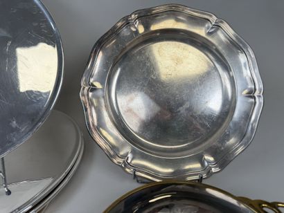 Lot comprenant :
- série de 6 plats ou grandes...