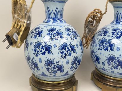 DELFT, XIXe.
Paire de lampes à pétrole en...