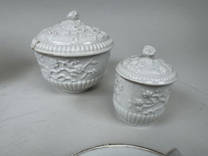 Lot en faïence et porcelaine comprenant :
-...