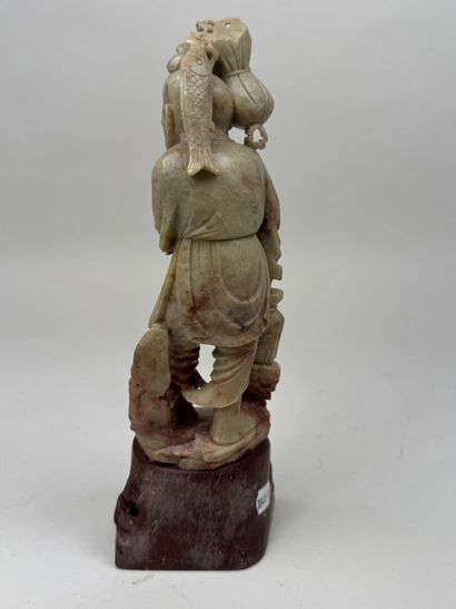 CHINE, XXe.
Pêcheur.
Sujet en pierre de lard...