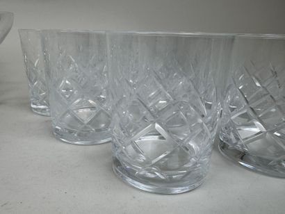 Série de 12 verres gobelets en cristal à...
