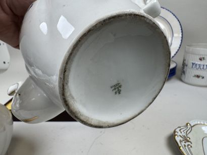 Lot en porcelaine et faïence polychrome comprenant...