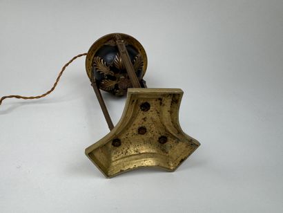Pied de lampe en bronze doré, ciselé et patiné,...