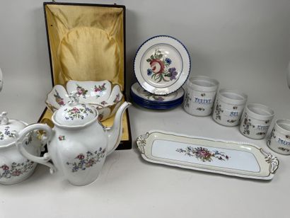 Lot en porcelaine et faïence polychrome comprenant...
