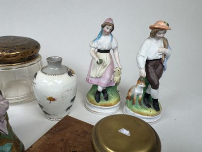 Important lot d'objets de vitrine comprenant...