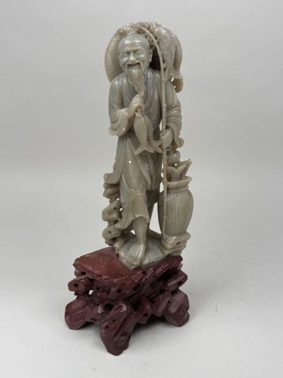 CHINE, XXe.
Pécheur.
Sujet en pierre de lard...
