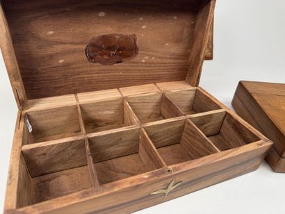 3 coffrets dont :
- un en bois, compartimenté...