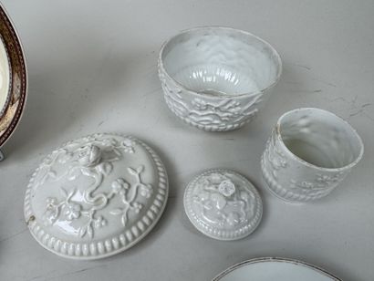Lot en faïence et porcelaine comprenant :
-...