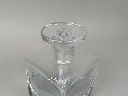 Carafe à whisky en verre moulé et pressé.
H....