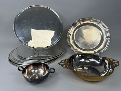 Lot comprenant :
- série de 6 plats ou grandes...