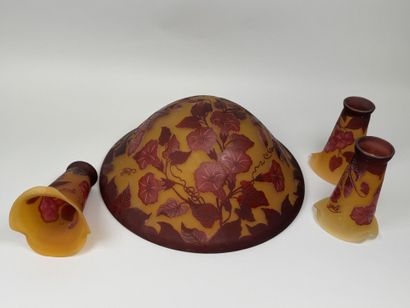 GALLE TIP.
Trois tulipes et une vasque en...