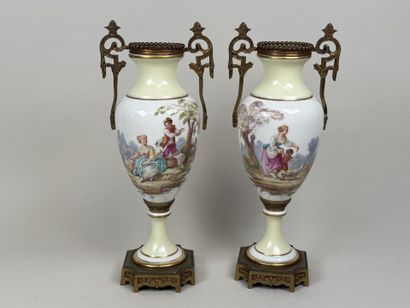 Paire de vases en porcelaine polychrome et...