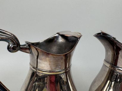 Deux brocs à eau en métal argenté, les prises...