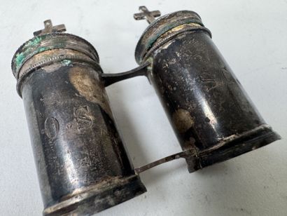 Deux pyxides à huiles saintes en argent.
Poids...