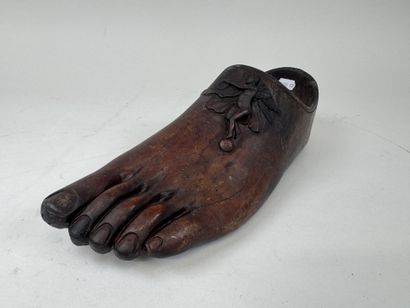 Sabot en bois sculpté en forme de pied à...