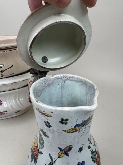 Lot en porcelaine et faïence polychrome et...