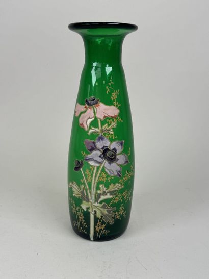Vase en verre coloré vert à décor émaillé...