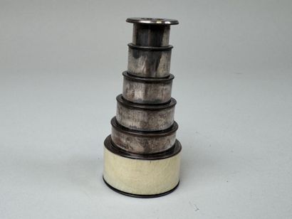 Petite longue-vue en métal, ivoirine et verre...