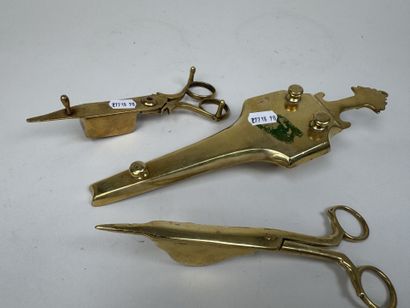 Deux mouchettes en bronze ou laiton, l'une...