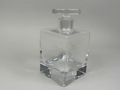 Carafe à whisky en verre moulé et pressé.
H....