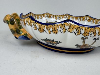 GIEN.
Légumier à deux prises en faïence polychrome...