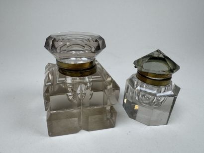 Deux encriers en verre et cristal taillé,...